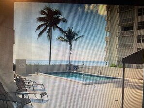 Pool - 2-bedroom condo on the Beach in South Palm Beach (South Palm Beach)