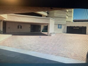 Exterior - 2-bedroom condo on the Beach in South Palm Beach (South Palm Beach)