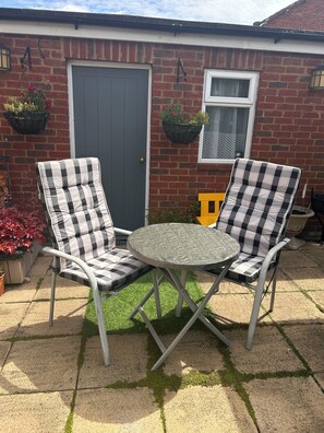 Terrace/patio - Cozy, modern 1-bed apartment near Heathrow and Twickenham for a getaway stay (Feltham)