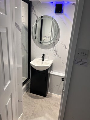 Douche, sèche-cheveux, serviettes fournies, savon