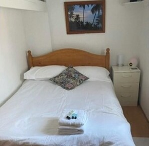 1 bedroom, iron/ironing board, free WiFi - Cozy, modern 1-bed apartment near Heathrow and Twickenham for a getaway stay (Feltham)