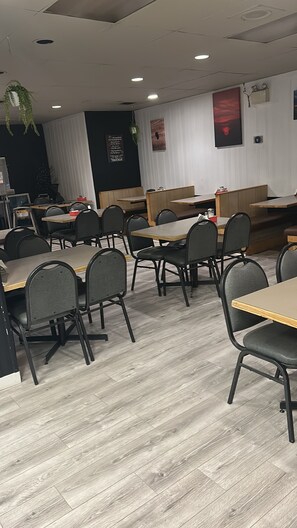 Dining - Barnays Motel (Letellier)