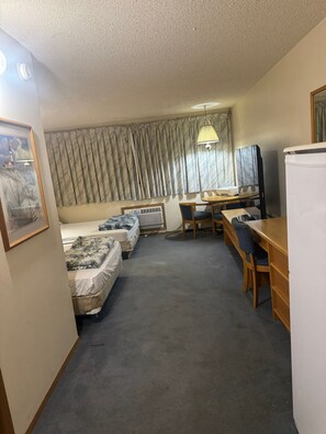 Habitación con 1 cama matrimonial o 2 individuales | Escritorio, espacio para trabajar con laptop y wifi gratis 