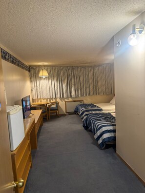 Kahden hengen huone (yksi tai kaksi sänkyä) | Työpöytä, kannettavalle tietokoneelle sopiva työtila, ilmainen Wi-Fi