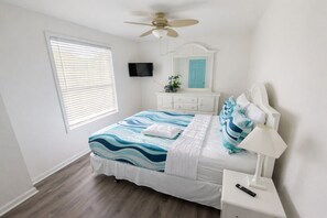 5 bedrooms, desk, iron/ironing board, travel cot - Bid-A-Wee Palms - Sleeps 12 - Close to the Beach (Panama City Beach)
