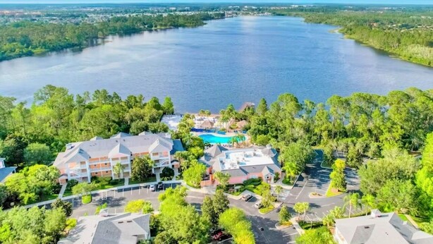 Ein Resort mit Schwimmbad, mehreren Gebäuden und einem großen See.
