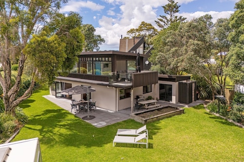 Hosts on the Coast Beach Access Retreat - Cooks Beach