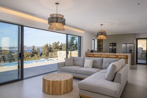 TV - Villa Maninee-Bespoke Villa-Pool -BBQ-Seaview (Chania)