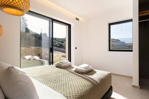 Desk, iron/ironing board, WiFi, bed sheets