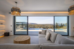 TV - Villa Maninee-Bespoke Villa-Pool -BBQ-Seaview (Chania)