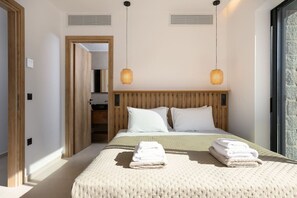 Desk, iron/ironing board, WiFi, bed sheets