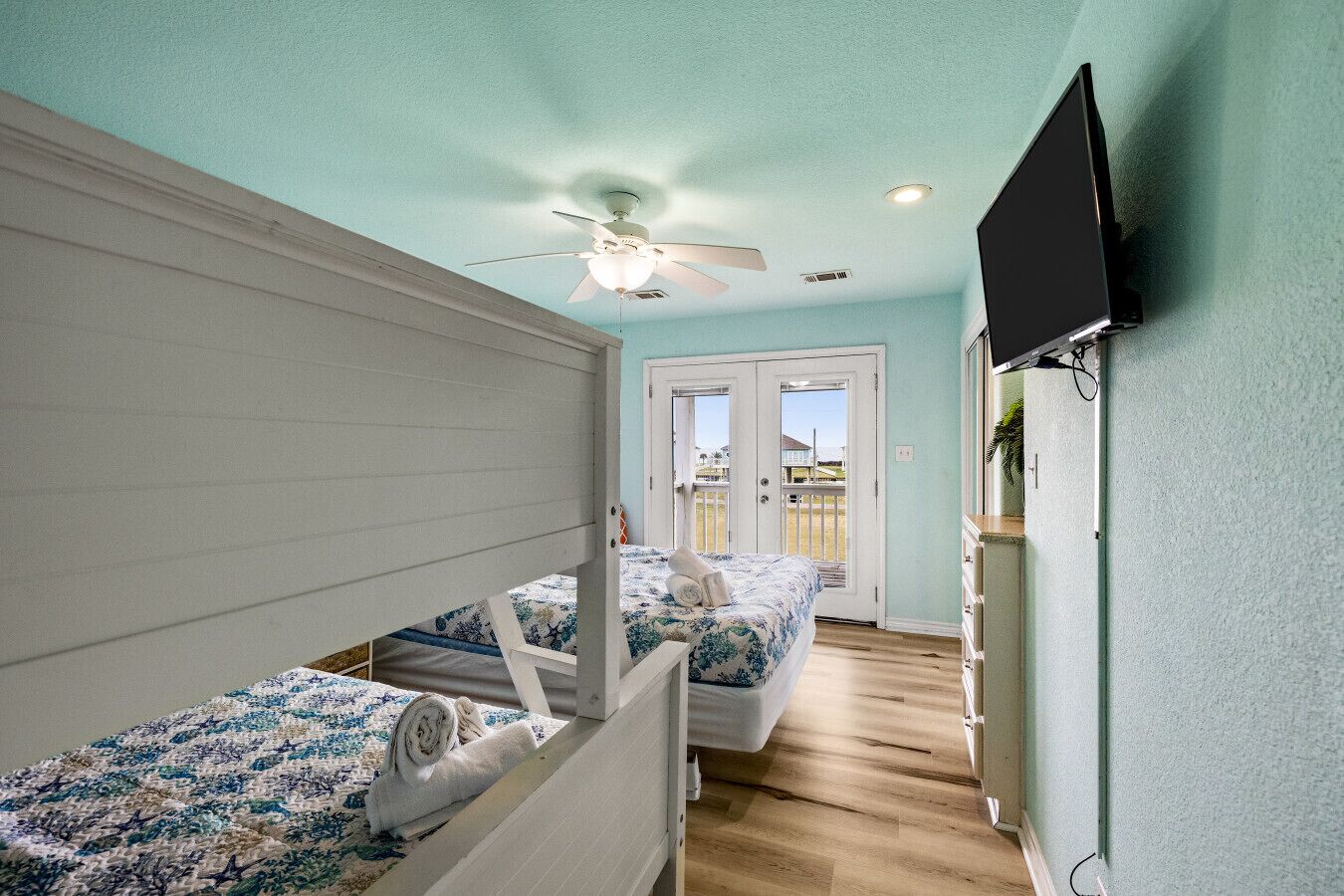 Schreibtisch, Bügeleisen/Bügelbrett, Reisekinderbett, WLAN