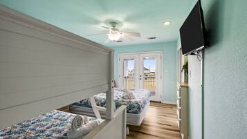 Schreibtisch, Bügeleisen/Bügelbrett, Reisekinderbett, WLAN