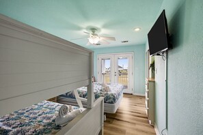 Escritorio, tabla de planchar con plancha, cuna de viaje y wifi 