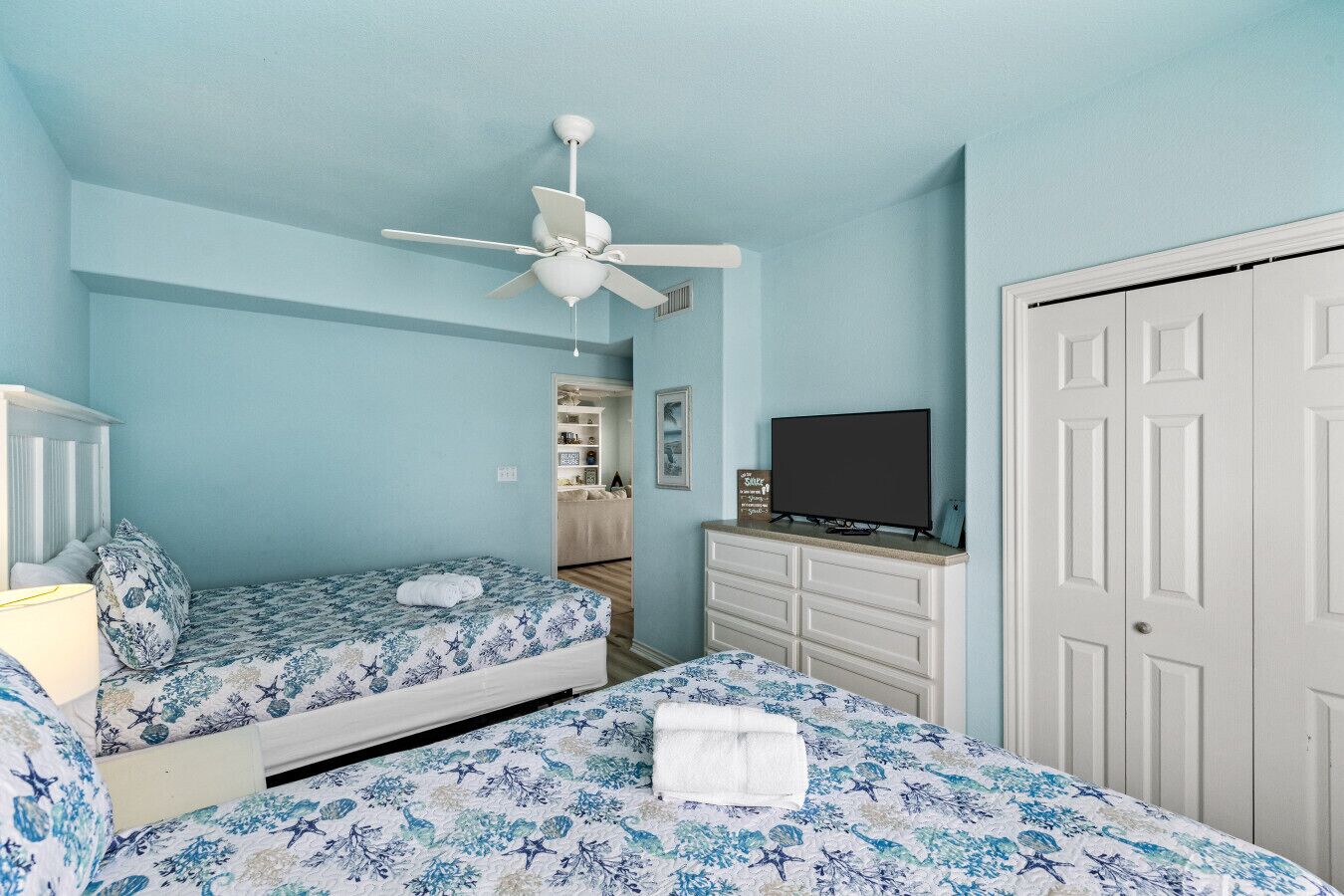 書桌、熨斗/熨衫板、可攜式嬰兒床、Wi-Fi