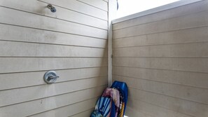 Property grounds - Classic Coastal Beach Home Perfect for Families (Crystal Beach)