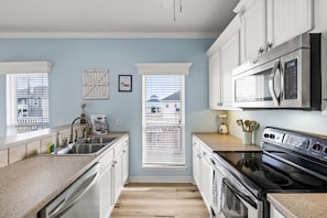 冷蔵庫、電子レンジ、オーブン、コンロ