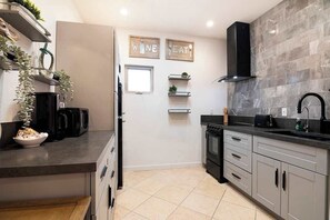 Fridge, microwave, oven, stovetop - Private Central Studio · Near Beverly Hills (Beverly Hills)