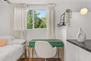 Desk, iron/ironing board, WiFi, bed sheets - Stylish Studio in Pico-Robertson (Beverly Hills)