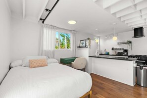 Escriptori, planxa i posts de planxar, wifi i roba de llit 