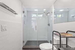 Shower, hair dryer, towels, shampoo - Stylish Studio in Pico-Robertson (Beverly Hills)