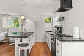 Fridge, microwave, oven, stovetop - Stylish Studio in Pico-Robertson (Beverly Hills)