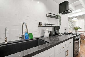 Frigorífic, microones, forn i placa de cuina 