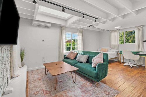 Stylish Studio in Pico-Robertson