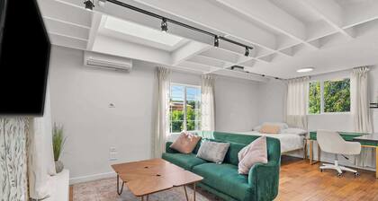Stylish Studio in Pico-Robertson