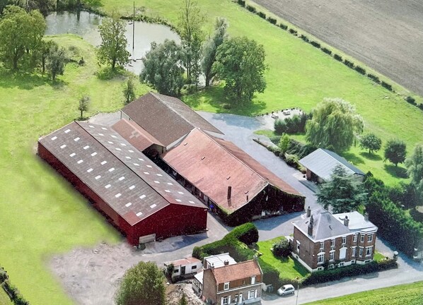 Exterior - Comfortable, quiet gîte nestled in a 2 ha wooded park, 15 min from Lille (Fournes-en-Weppes)