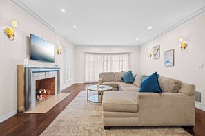 Fernseher, Kamin, Tischfußball