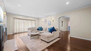 Fernseher, Kamin, Tischfußball