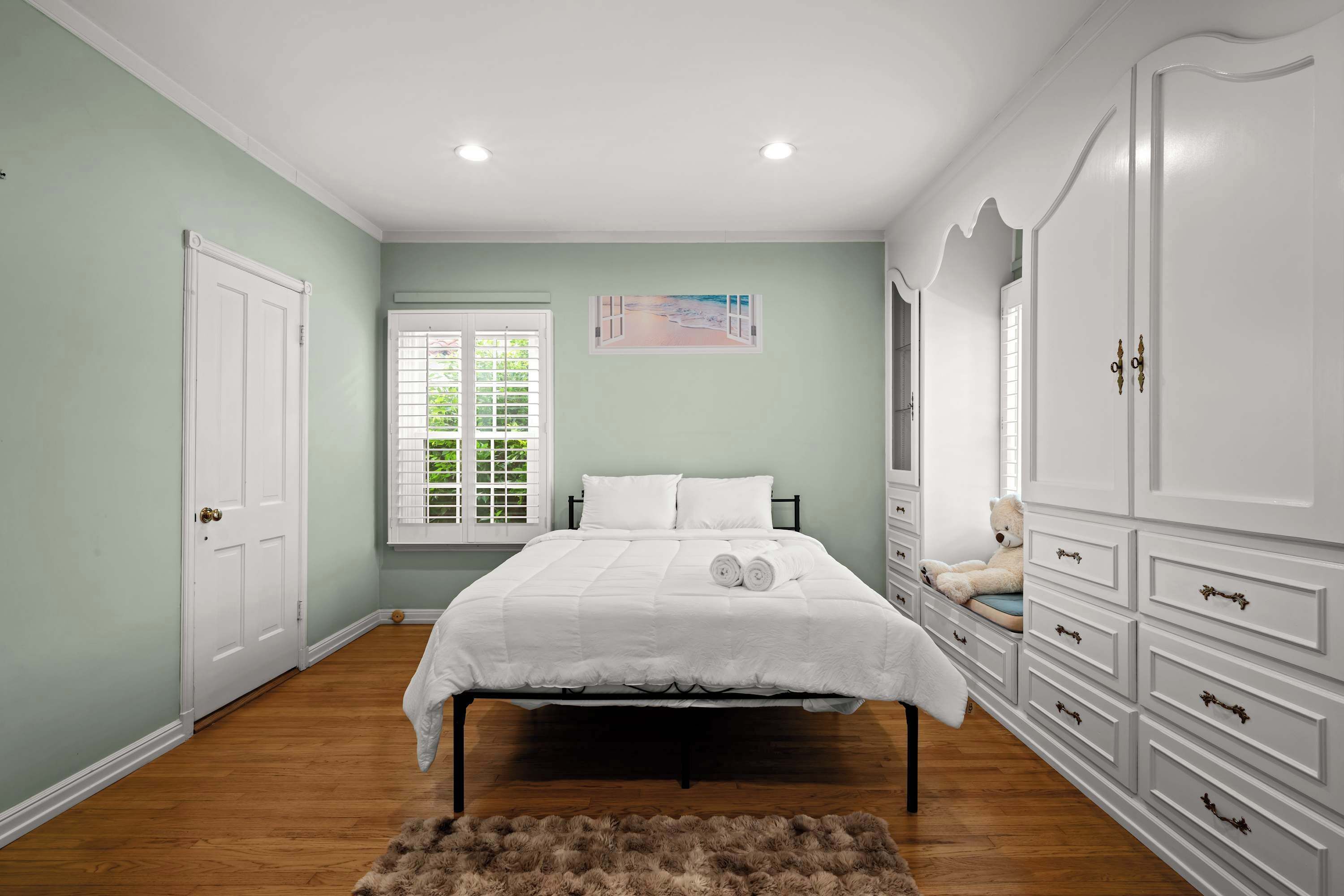 Iron/ironing board, travel cot, WiFi, bed sheets