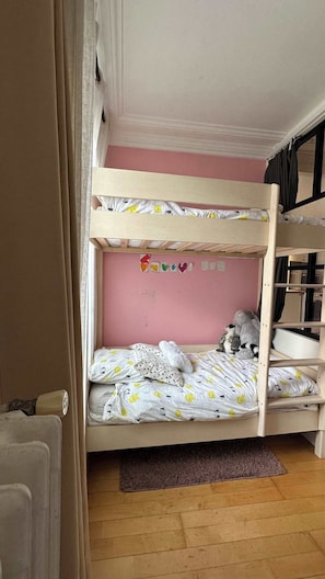 2 chambres, fer et planche à repasser, Wi-Fi, draps fournis