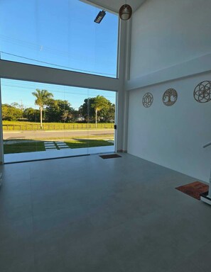 Interior - NEW and cozy apartment, condo. Alphaville land, 1.5km from the beach. (Cabo Frio)