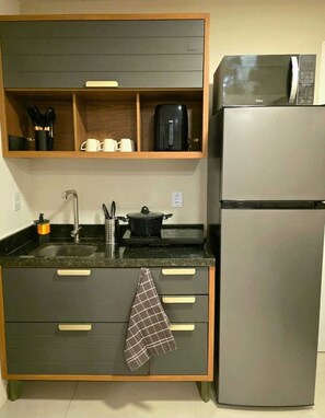 Refrigerador, microondas, parrilla de estufa y tetera eléctrica 