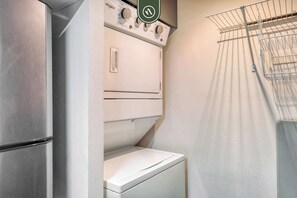 Apartamento, várias camas, sacada, vista para a cidade (702-Vita Polanco) | Lavanderia