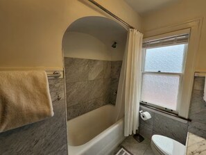 Douche, séchoir à cheveux, serviettes fournies, savon