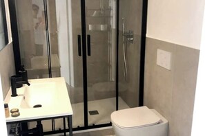 Douche, séchoir à cheveux, serviettes fournies, savon