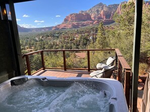 Outdoor spa tub - Red Rock Studio w/ Private Hot Tub & Scenic Views! (Sedona)