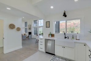 Fridge, microwave, oven, stovetop - The Bouji Hippie Retreat w Amazing Views (Sedona)