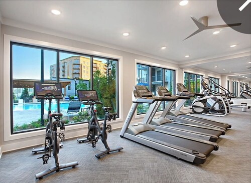 Stylish luxury 1-bedroom in Buckhead with pool-view balcony