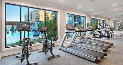 Stylish luxury 1-bedroom in Buckhead with pool-view balcony