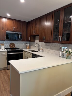 Private kitchen - Beautifully Renovated condo in Hilton Head Island- 5 min walk to private beach (Hilton Head Island)