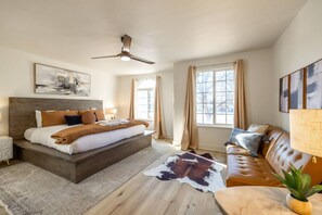 Escritorio, tabla de planchar con plancha, cuna de viaje y wifi 