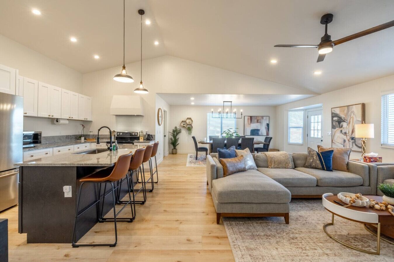 TV, pebolim, aparelho de som, monitores de computador