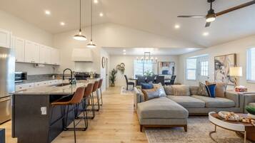 TV, pebolim, aparelho de som, monitores de computador