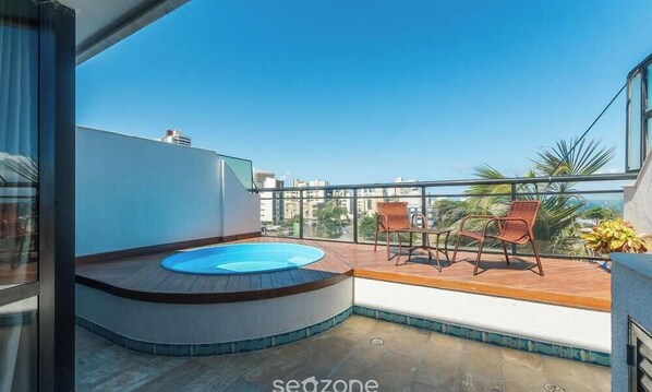 Basic Apartment | Outdoor spa tub - Fully Equipped Apartments in a Building With Pool, 40 m From the Beach in Salvador Mpas (Salvador)