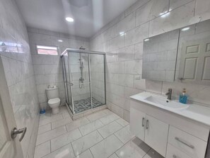 Regadera, toallas, papel de baño 