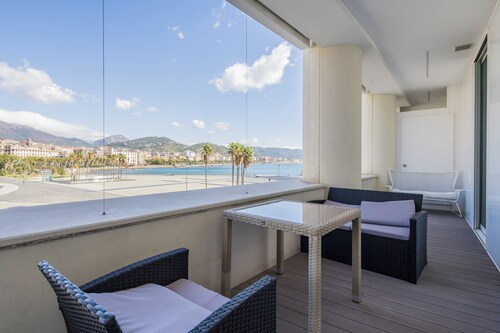 Luxury Seafront Apartment Private Terrace Crescent